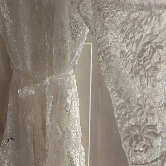 White lace robe - Picture 2 of 3
